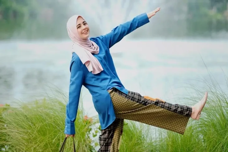 Tampil Pakai Kaos dan...