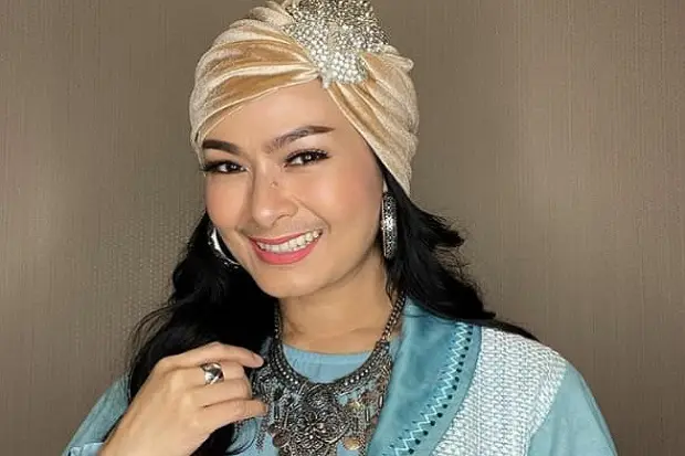 Iis Dahlia Disuntik...