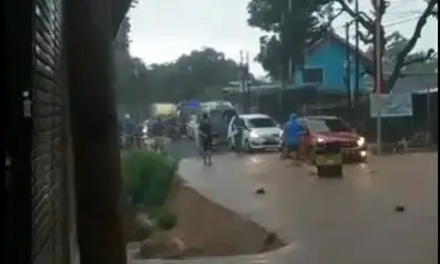 Pantura Banyuwangi Lumpuh,...