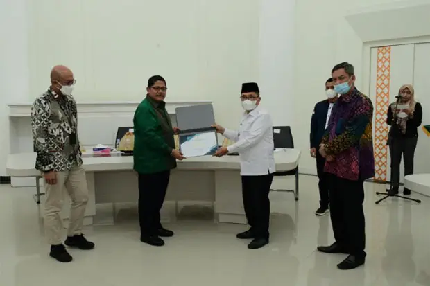 Wali Kota Palopo Terima...