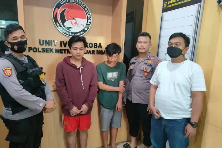 Tabrak Polisi Sedang...