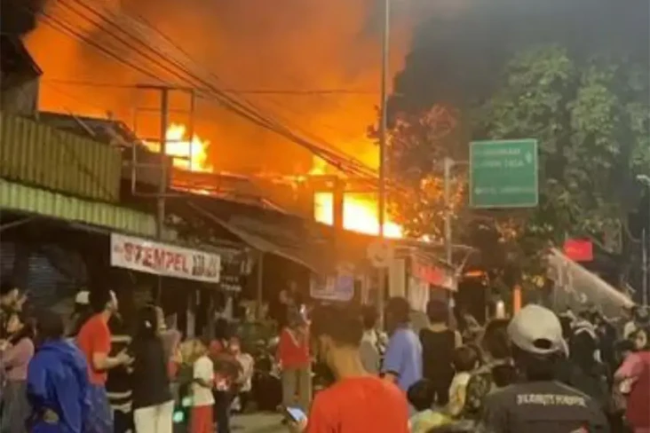 11 Mobil Padamkan Kebakaran...