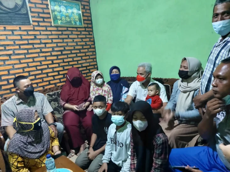 Kunjungi Keluarga di...