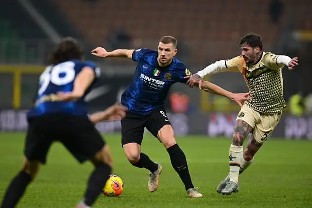Inter Kalahkan Venezia,...