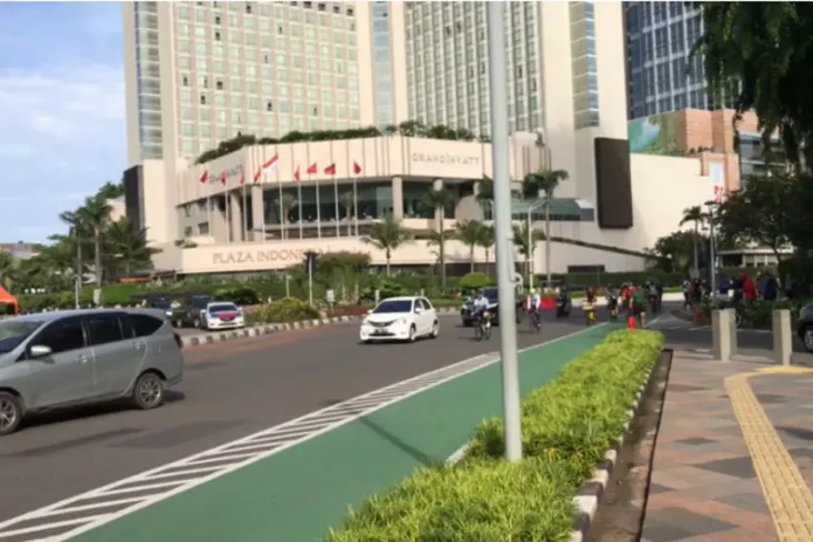 Terapkan Prokes, Masyarakat...