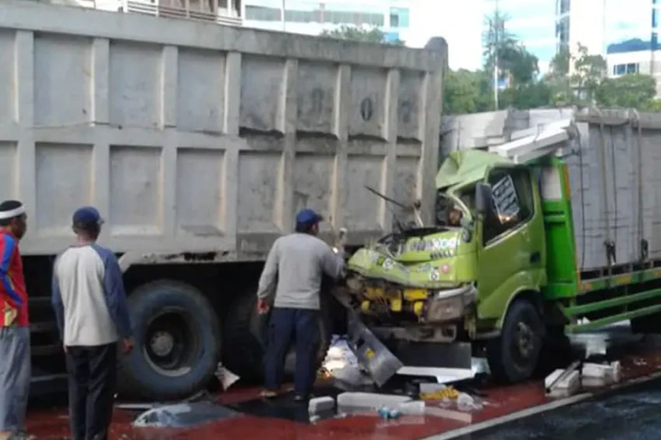 Kecelakaan Dua Truk...