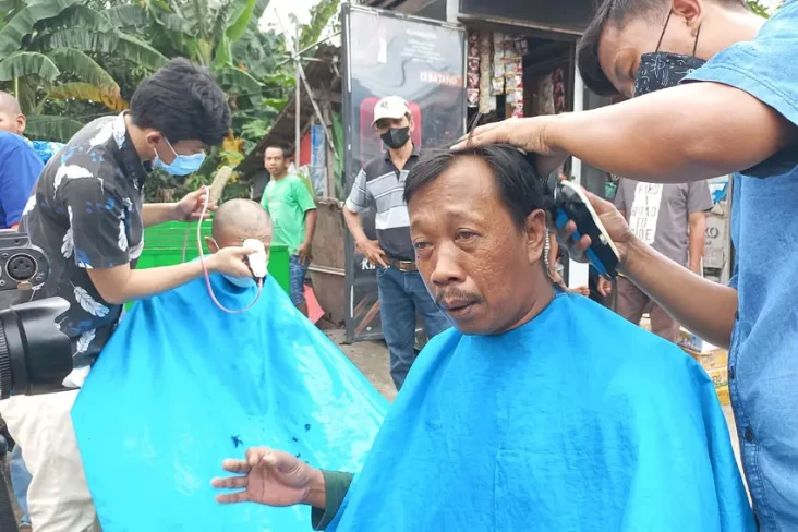 Gunduli Kepala, Warga...
