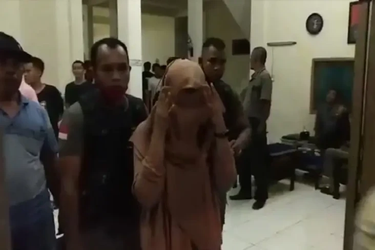 Terlanjur Lepas Baju...