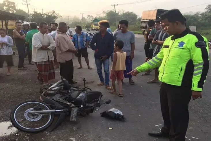 Dihantam Truk Batubara,...