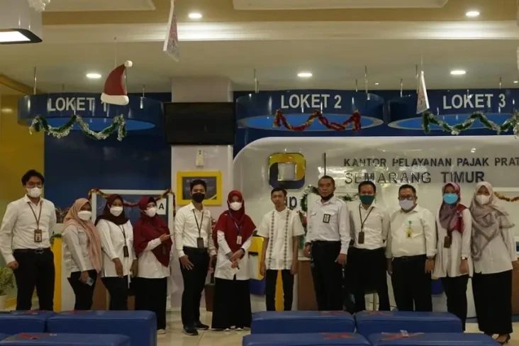 Pasang Foto di Kantor...