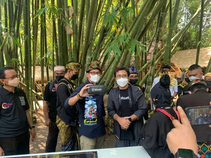 Atourin, Kenalkan Tempat...