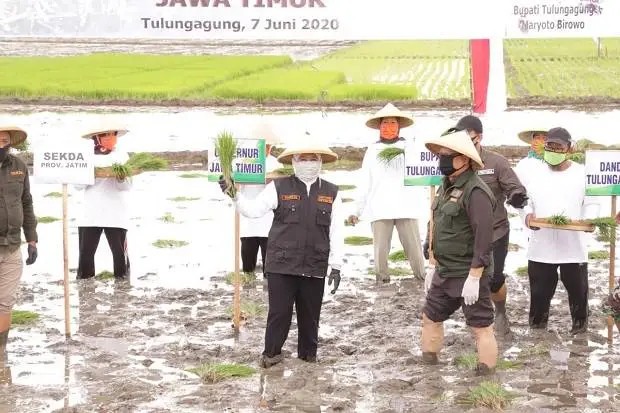 Gubernur Khofifah Ajak...