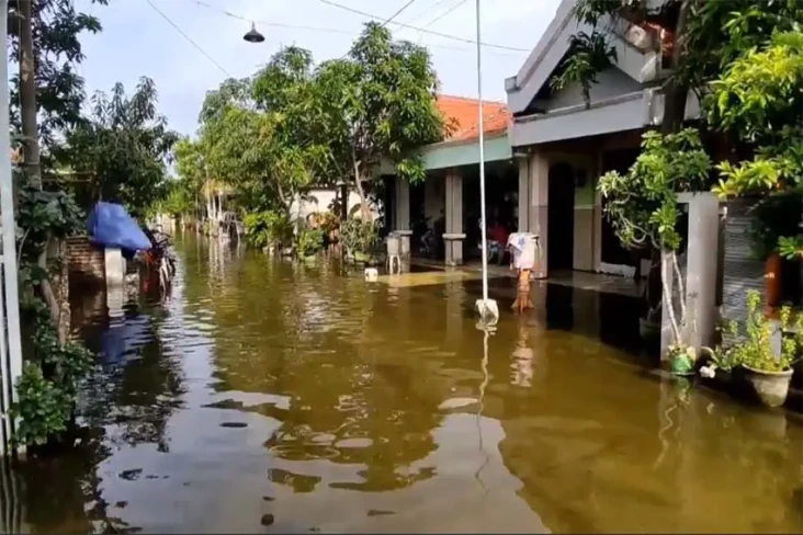 Curah Hujan Tinggi,...