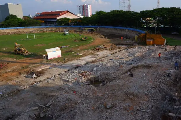 Proyek Pembangunan Stadion...