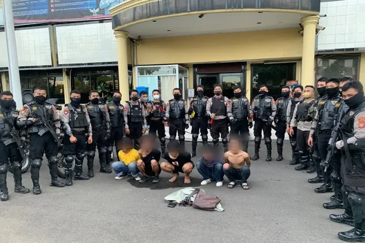 Tawuran Berdarah di...