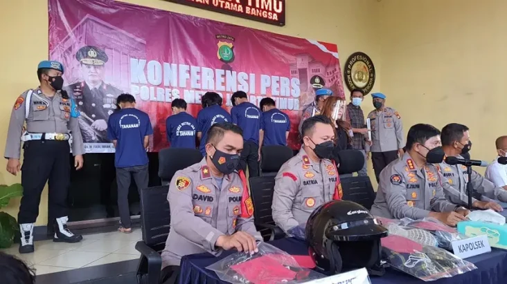 Polisi Buru Sejumlah...