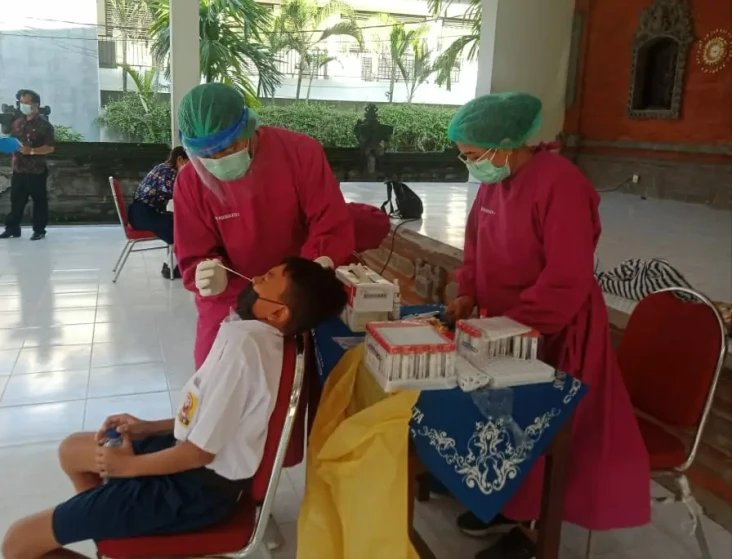 Siswa SMP di Kuta Bali...