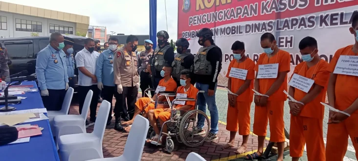 Bakar Mobil Dinas Lapas...
