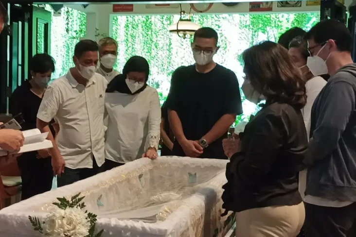 Jenazah Maura Magnalia...