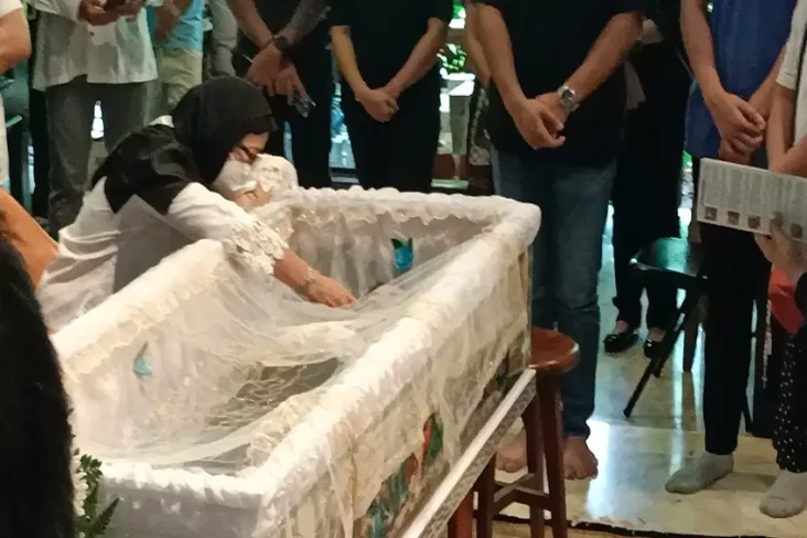 Maura Magnalia Meninggal,...