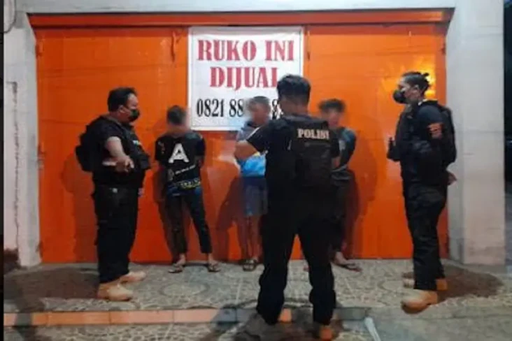 Ancam Korban dengan...
