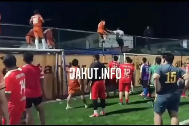 Pemain Bola Rusak Rumah...