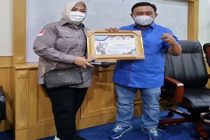 Fahira Idris Berikan...