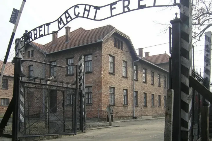 Lakukan Hormat Nazi...