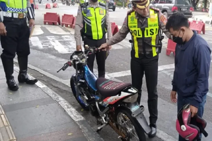 Nekat Pakai Knalpot...