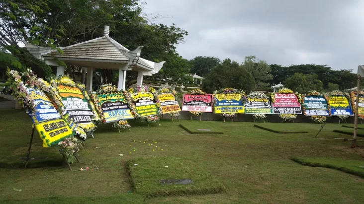 Puluhan Karangan Bunga...