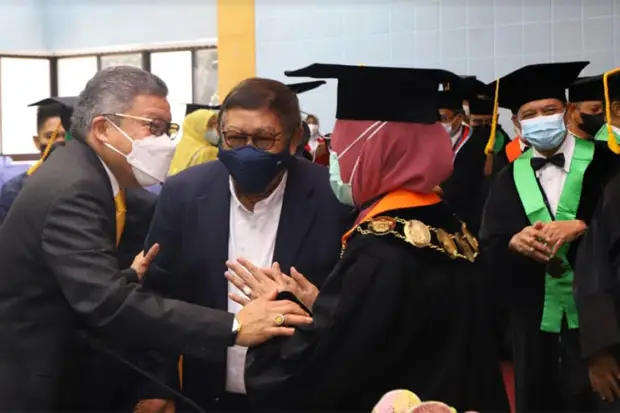 Taufan Pawe Hadiri Pengukuhan...
