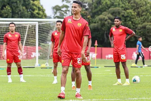Panas! Bek Singapura...