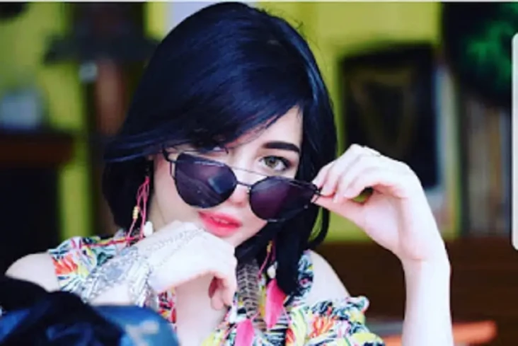 Potret Glamor Siwi Widi,...