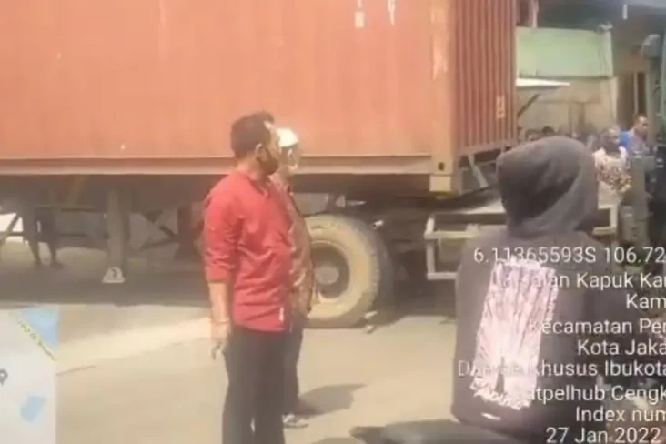 Timbulkan Kemacetan,...