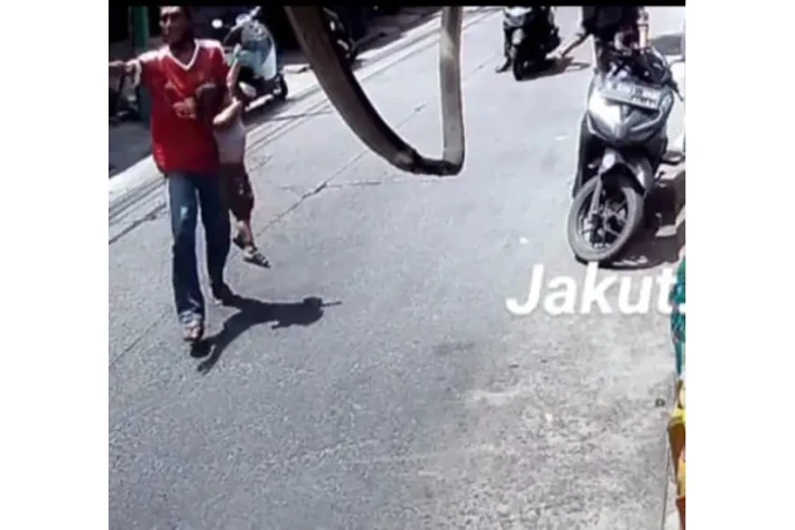 Viral, Kakek Gendong...