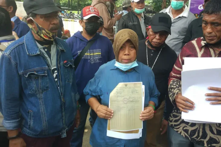 Demo di Depan Mal Tangsel,...