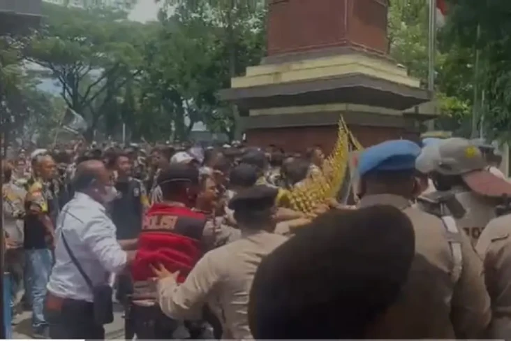 Demo di Mapolda Jabar...