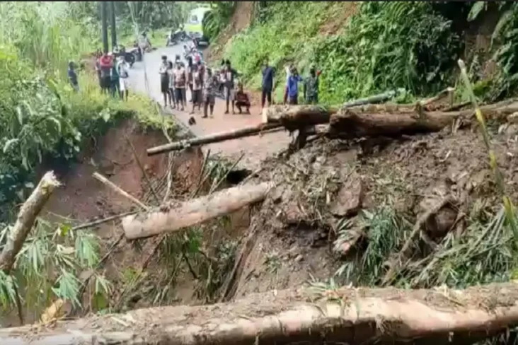 Jalan Diterjang Longsor,...