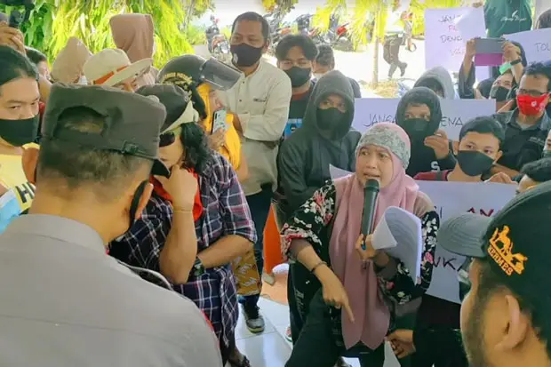 Tolak Vaksinasi Anak,...