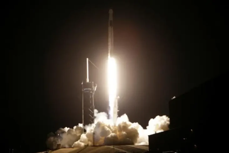 Roket SpaceX Akan Tabrak...