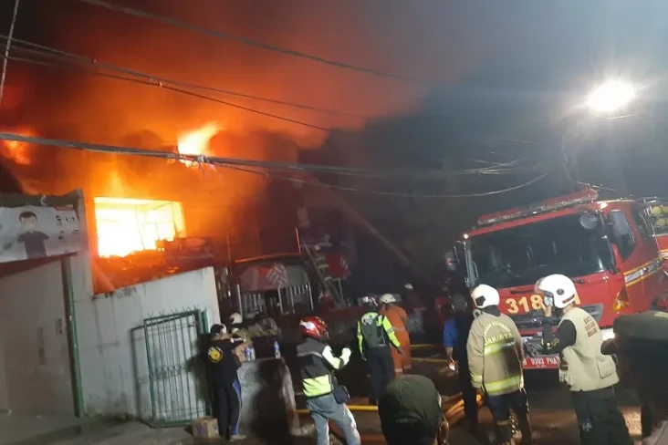 Api Lalap 3 Ruko di...