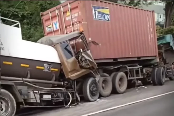 Mengerikan! Truk Tangki...