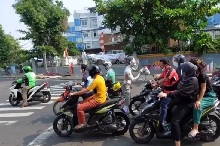 Manusia Silver Masih...