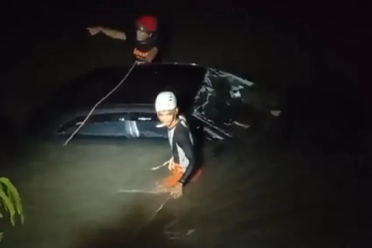 Mobil Sedan Terjun ke...