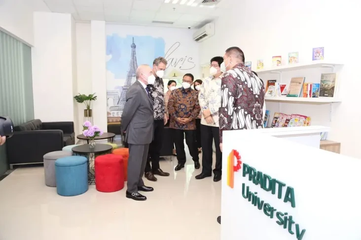 Universitas Pradita-Institut...