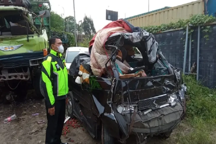 Pikap Terbalik di Tol...