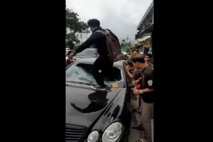 Mencekam! Mobil Mewah...