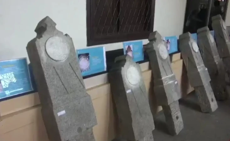 6 Batu Nisan Kuno di...
