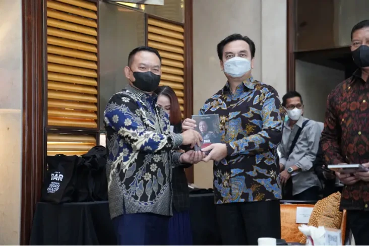 Luncurkan Buku, Jenderal...