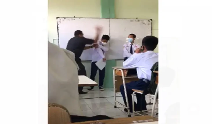 Viral Guru SMP Negeri...